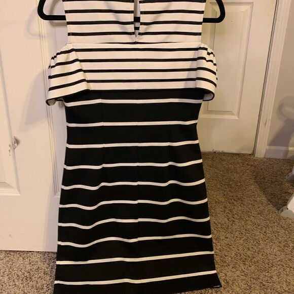 Vince Camuto Cold Shoulder Dress White and Black Striped Keyhole back - Picture 3 of 11